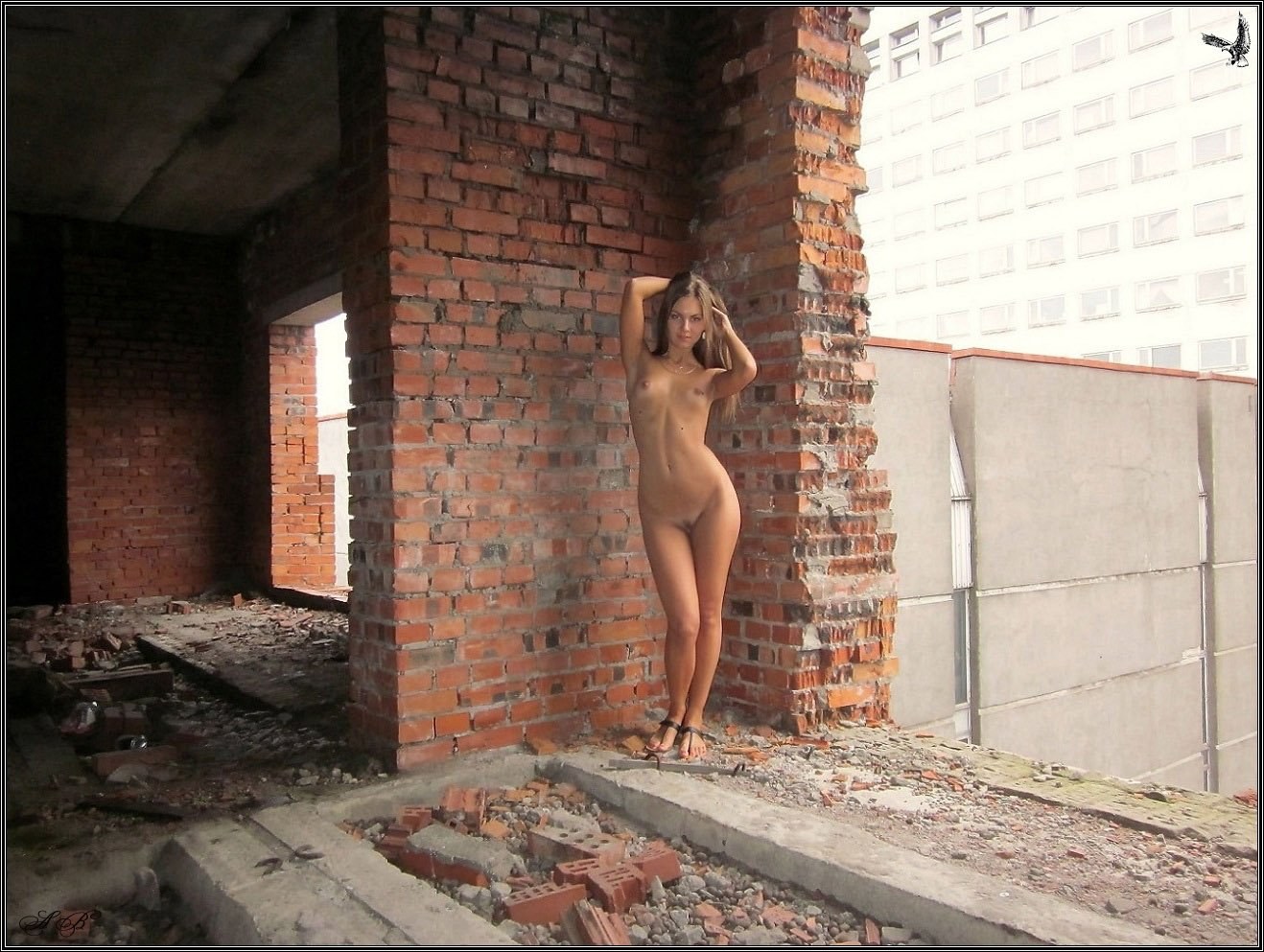 Пленительная стройная красотка в заброшенном здании - секс фото 