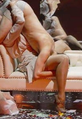 Обнаженные девушки в театре (62 фото)