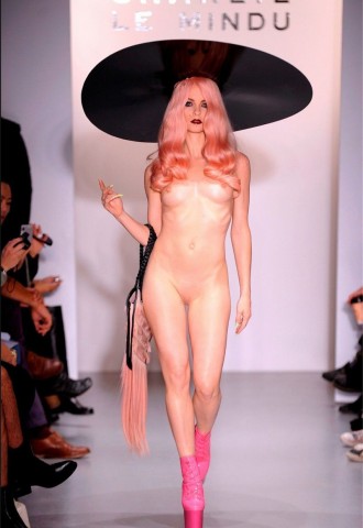Дефиле в обнаженном виде (61 фото)