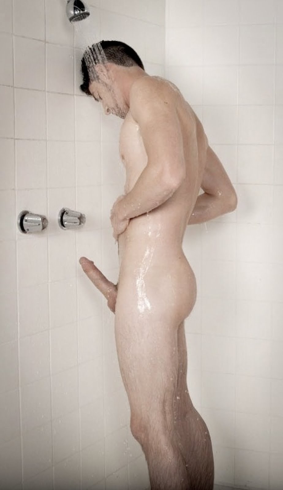 голые парни геи моются в душе фото 26