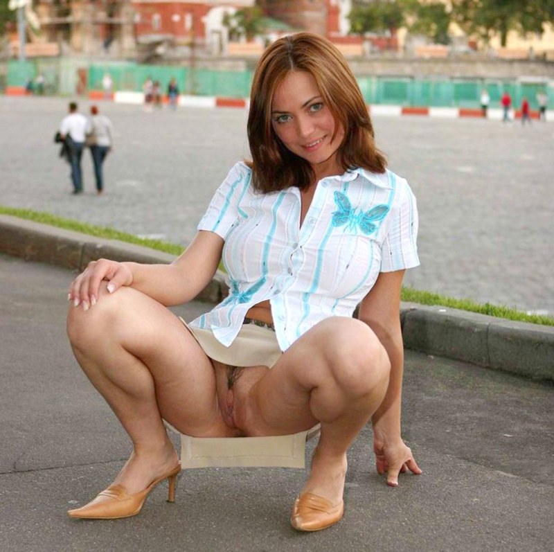Девушка в платье без трусов