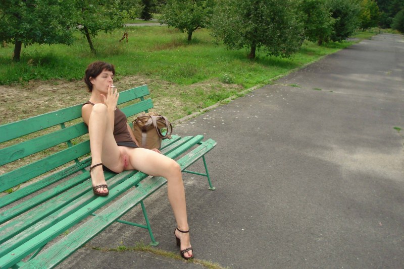 Брюнетка голышом в парке