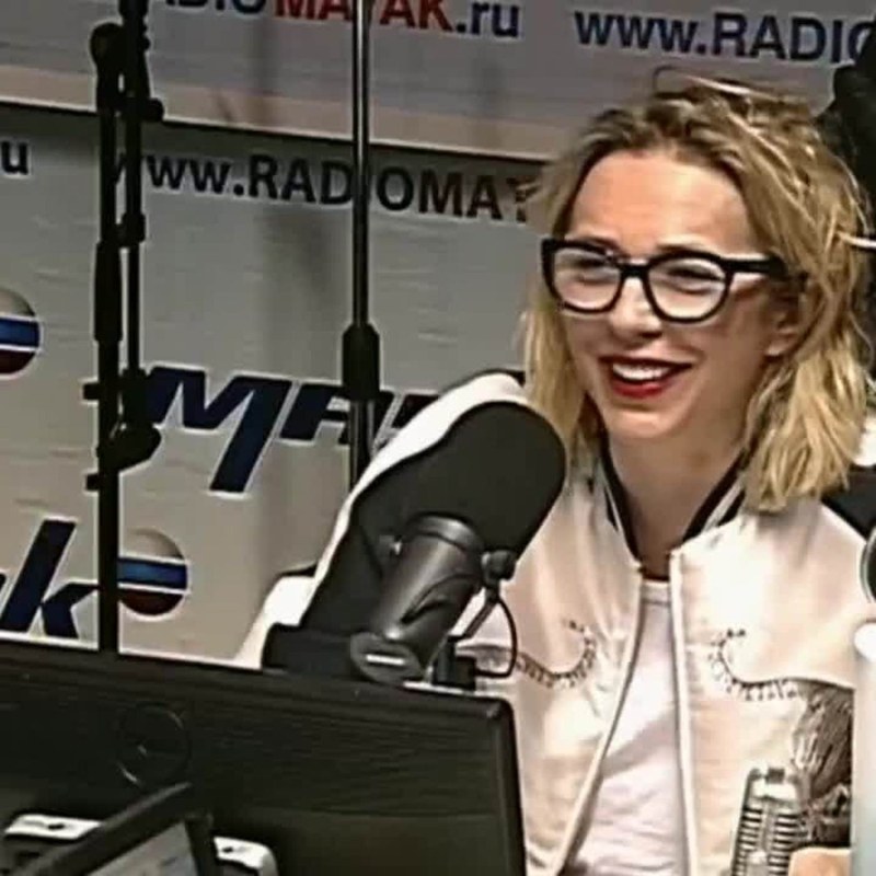 Рита Ора в белом купальнике