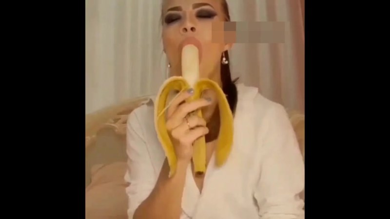 Девушка с бананом