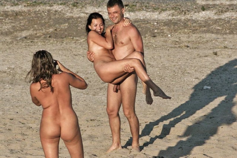 Голые мужчины и женщины на пляже