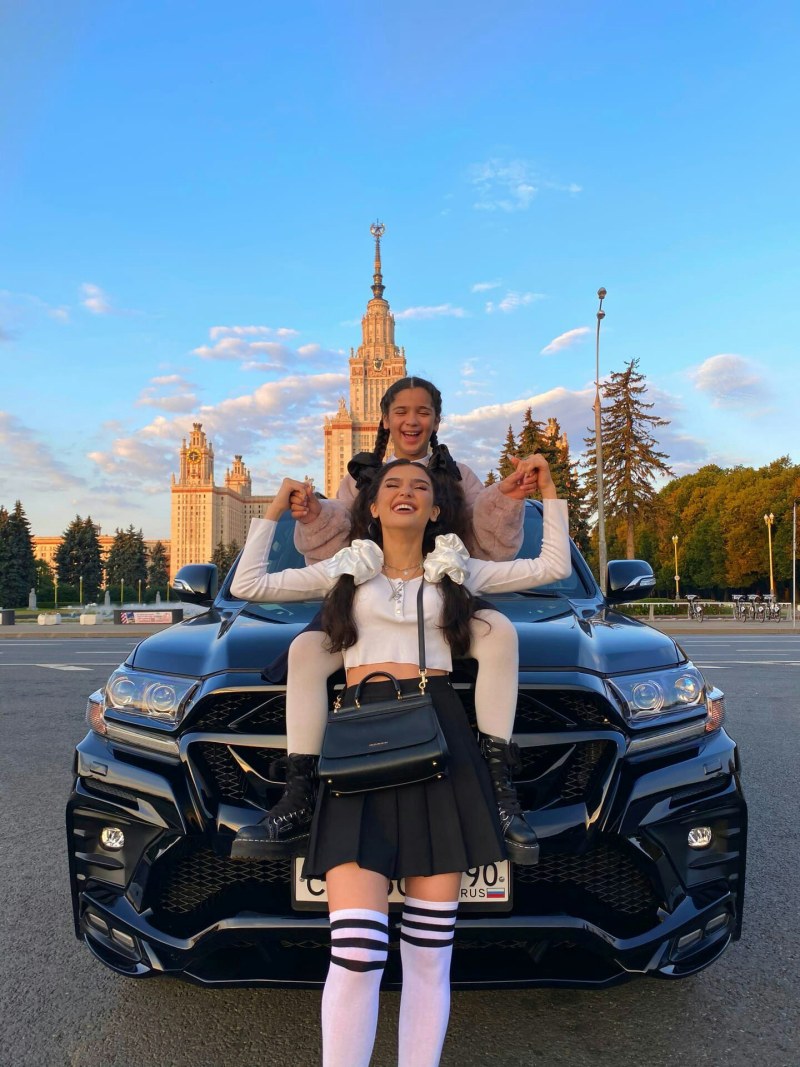 Дина саева в платке
