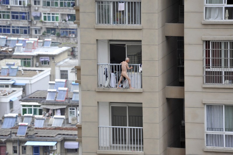 Смешная девочка в деревне