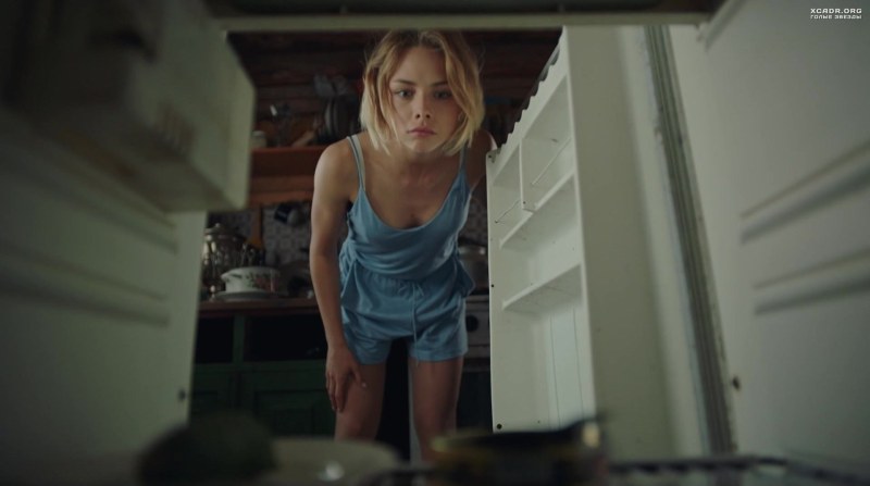 Анастасия Акатова загорает в сериале жуки