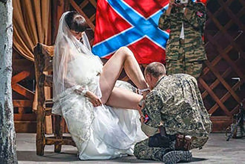 Оксана Воеводина и Полищук в бассейне
