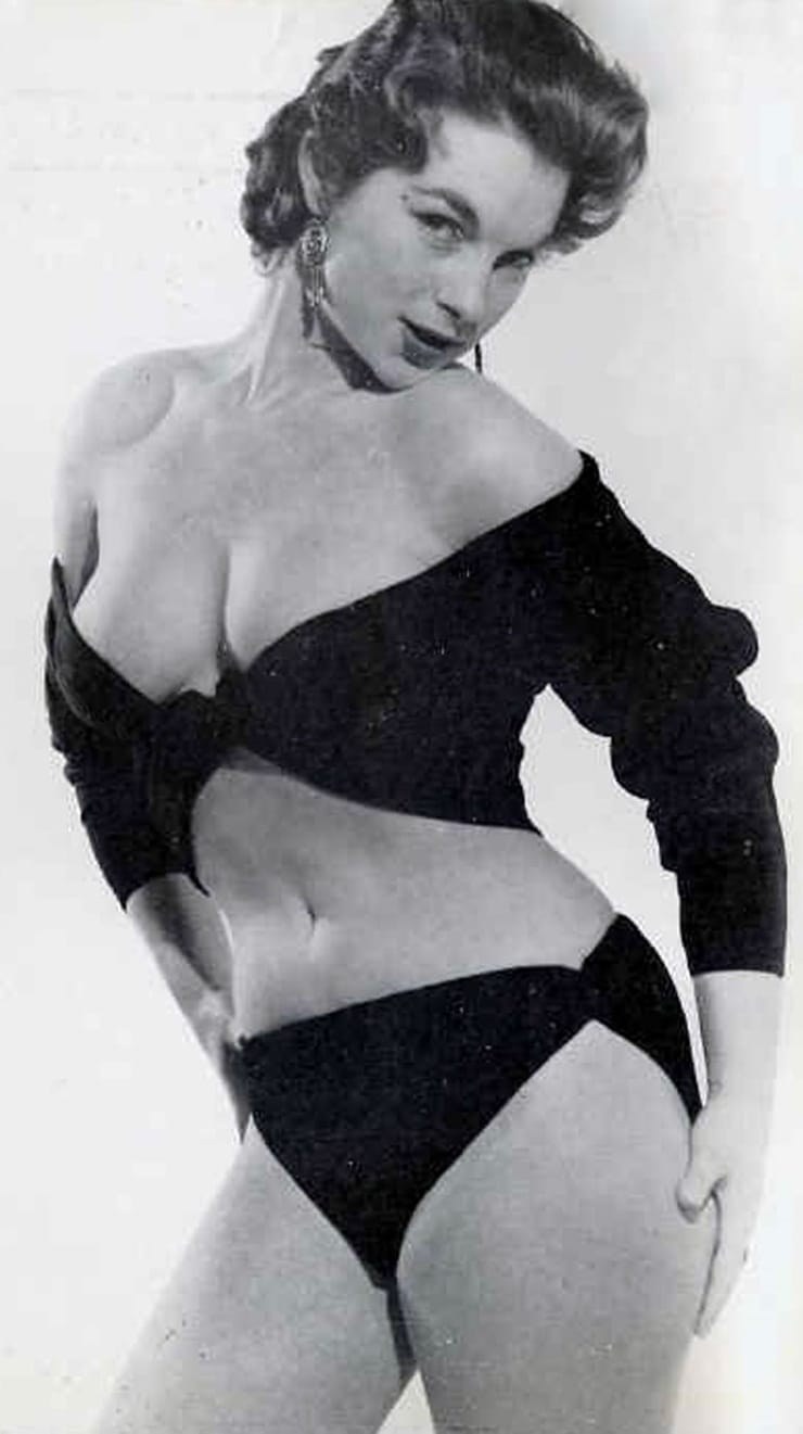 Shirley MACLAINE