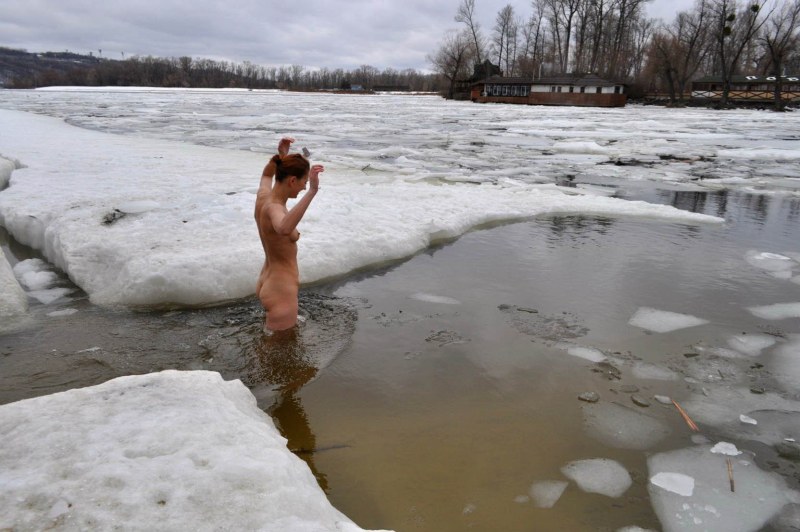 Голые женщины купаются в ледяной воде