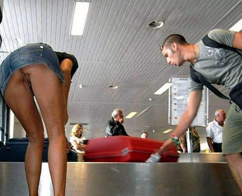Девушки в юбках без трусов