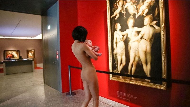 Эротическая фотосессия в музее