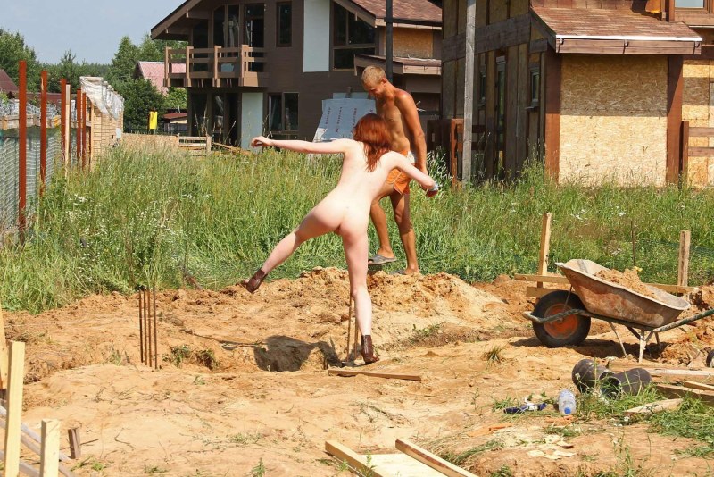 Голые женщины копают огород