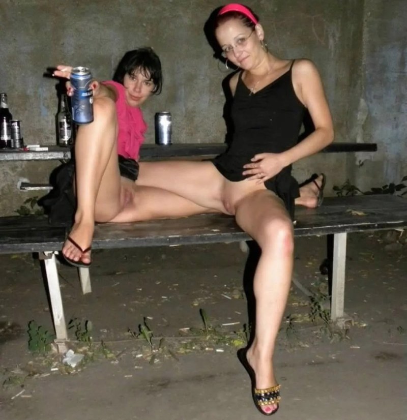 Пьяные девушки без трусов