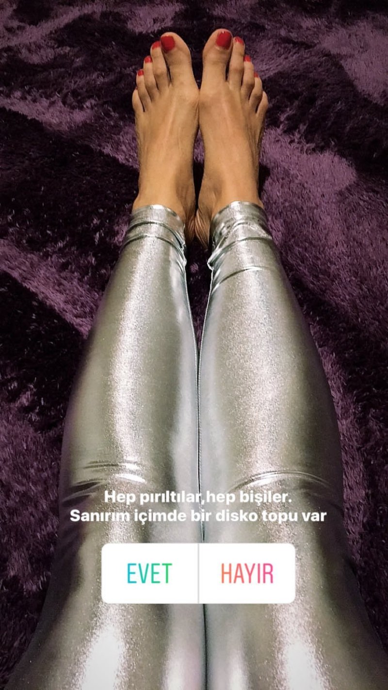 Неслихан Атагюль feet