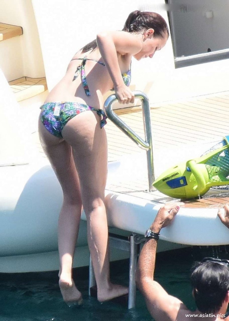 Fahriye Evcen в купальнике