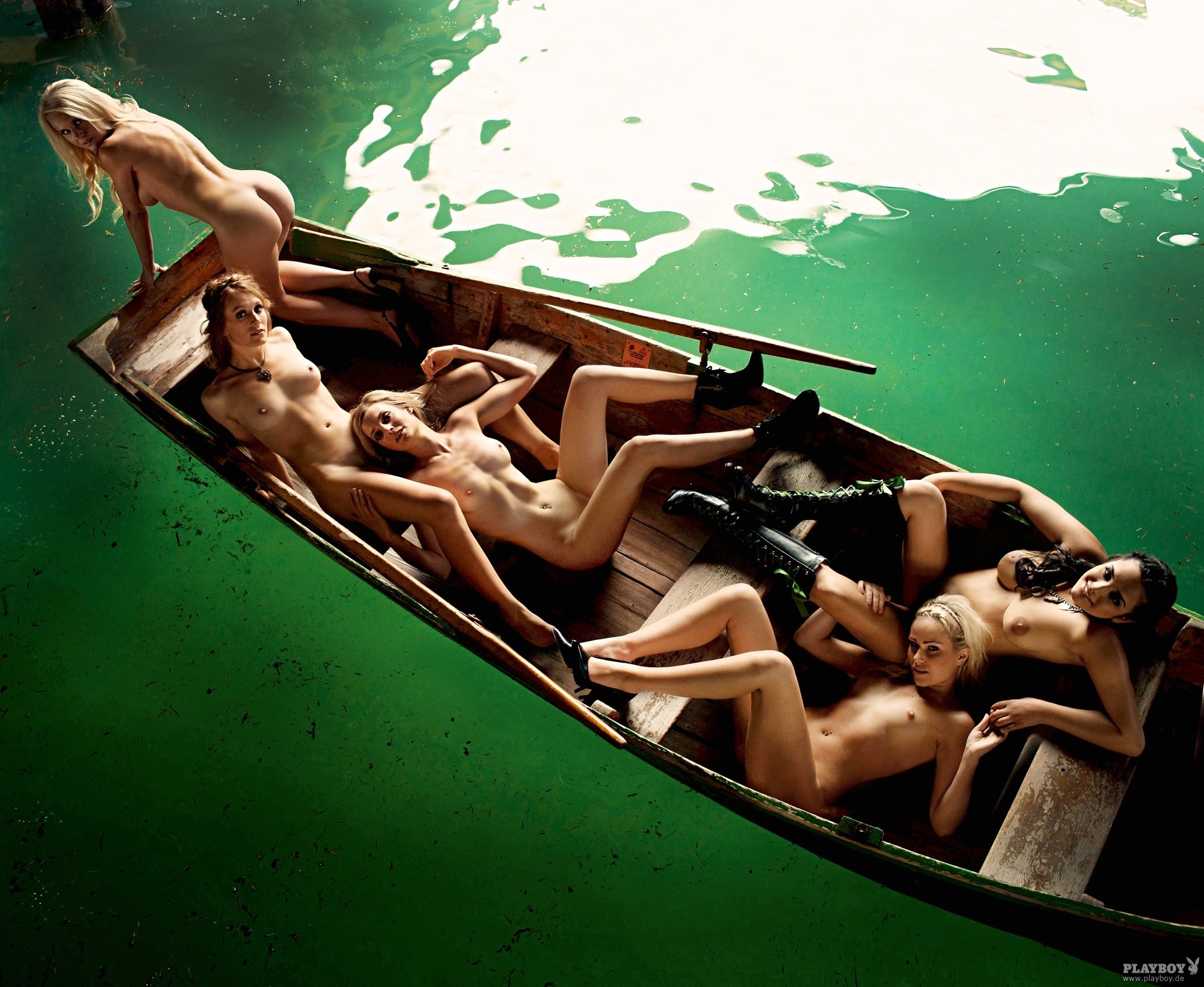 Девушки на лодке (45 фото)