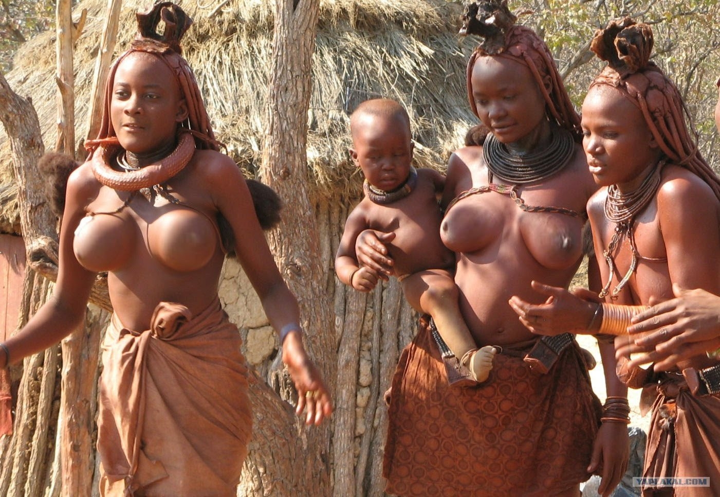 Голые племена с нашими туристами  (16 фото эротики)