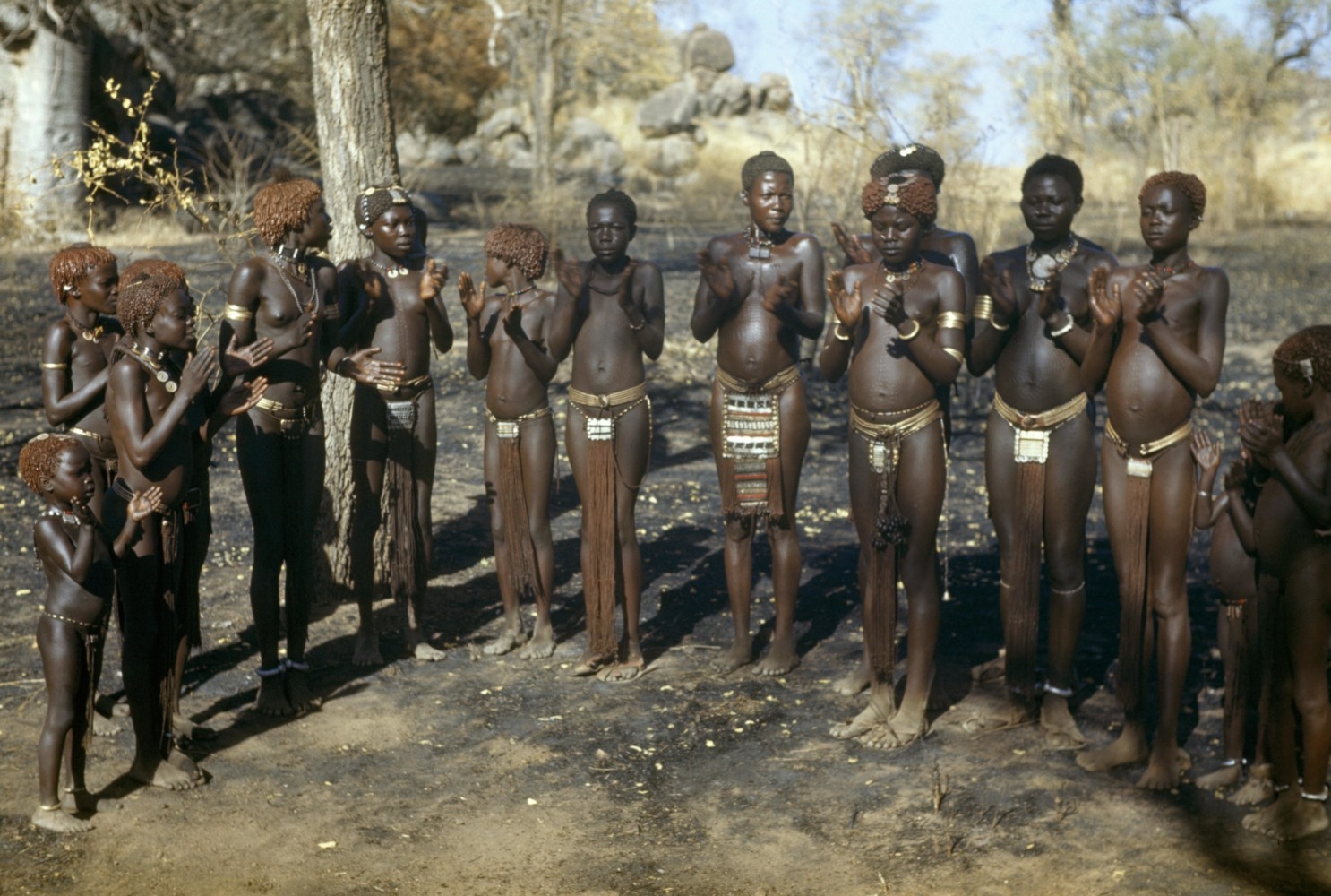 голые племена дикарей фото