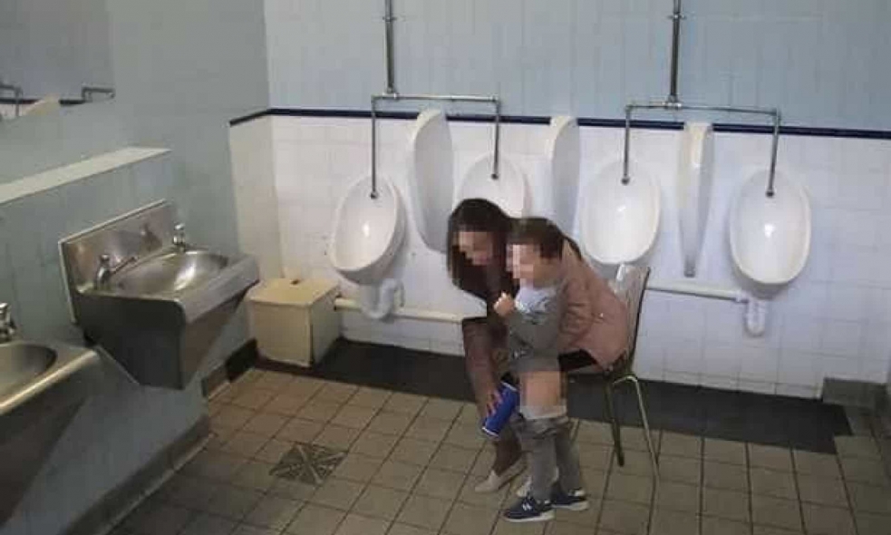 Женщины в общественном туалете