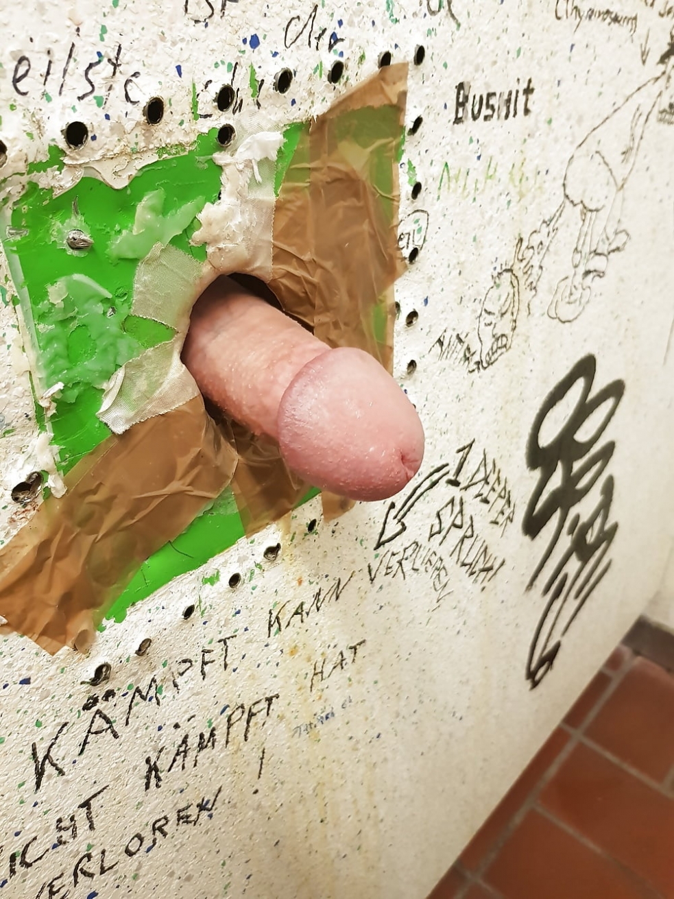 Девушка выпячивает попку