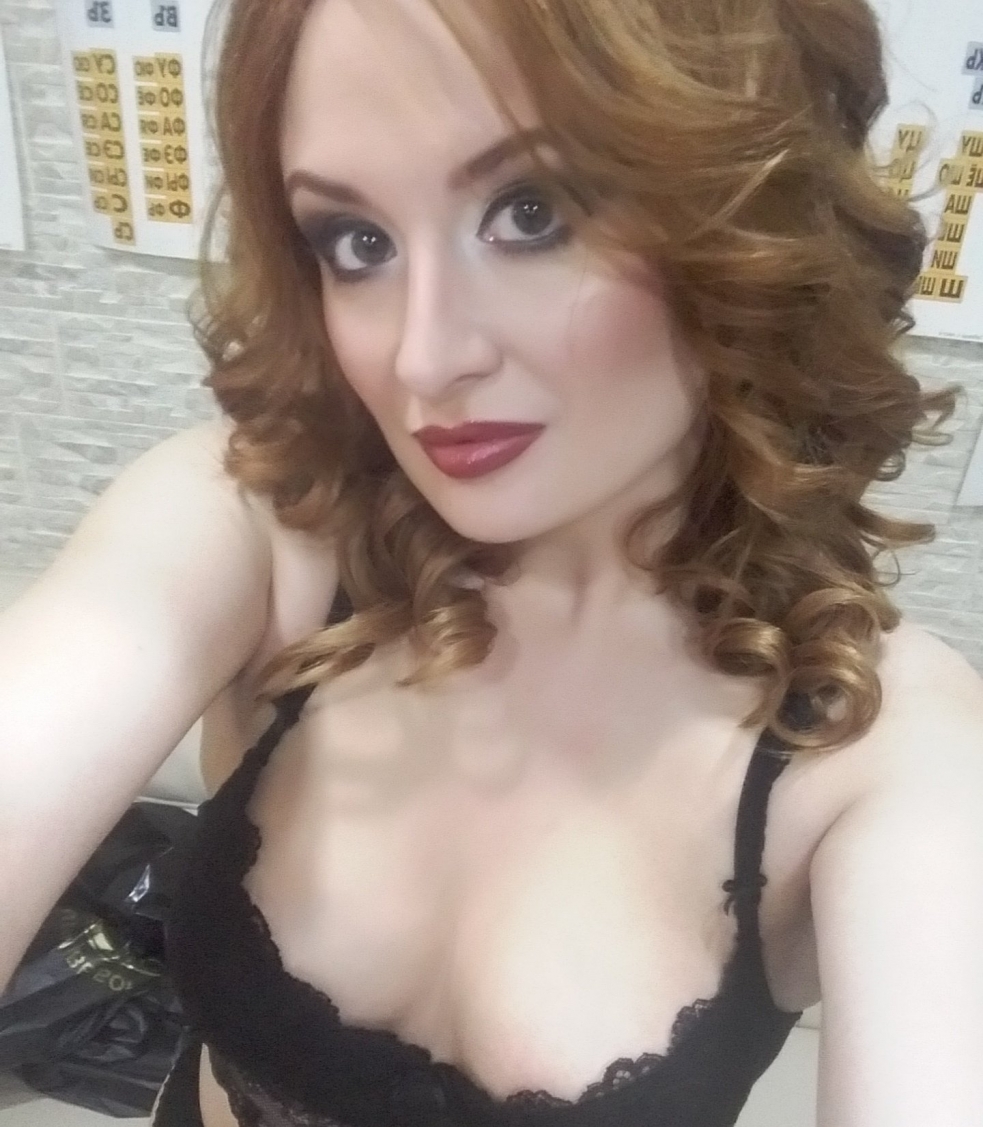 Голая блондинка на фоне ковра