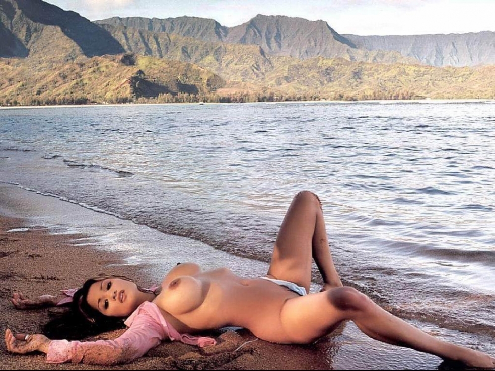 Голые мокрые на пляже pussy