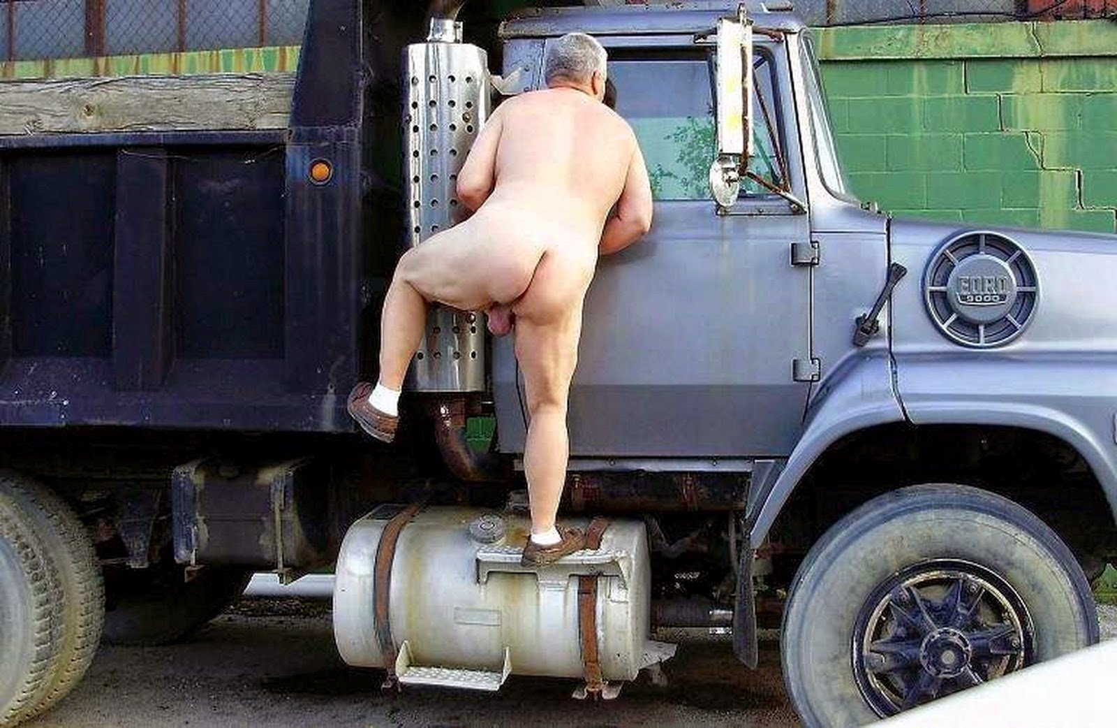 Секс в прозрачном грузовике (74 фото) - порно