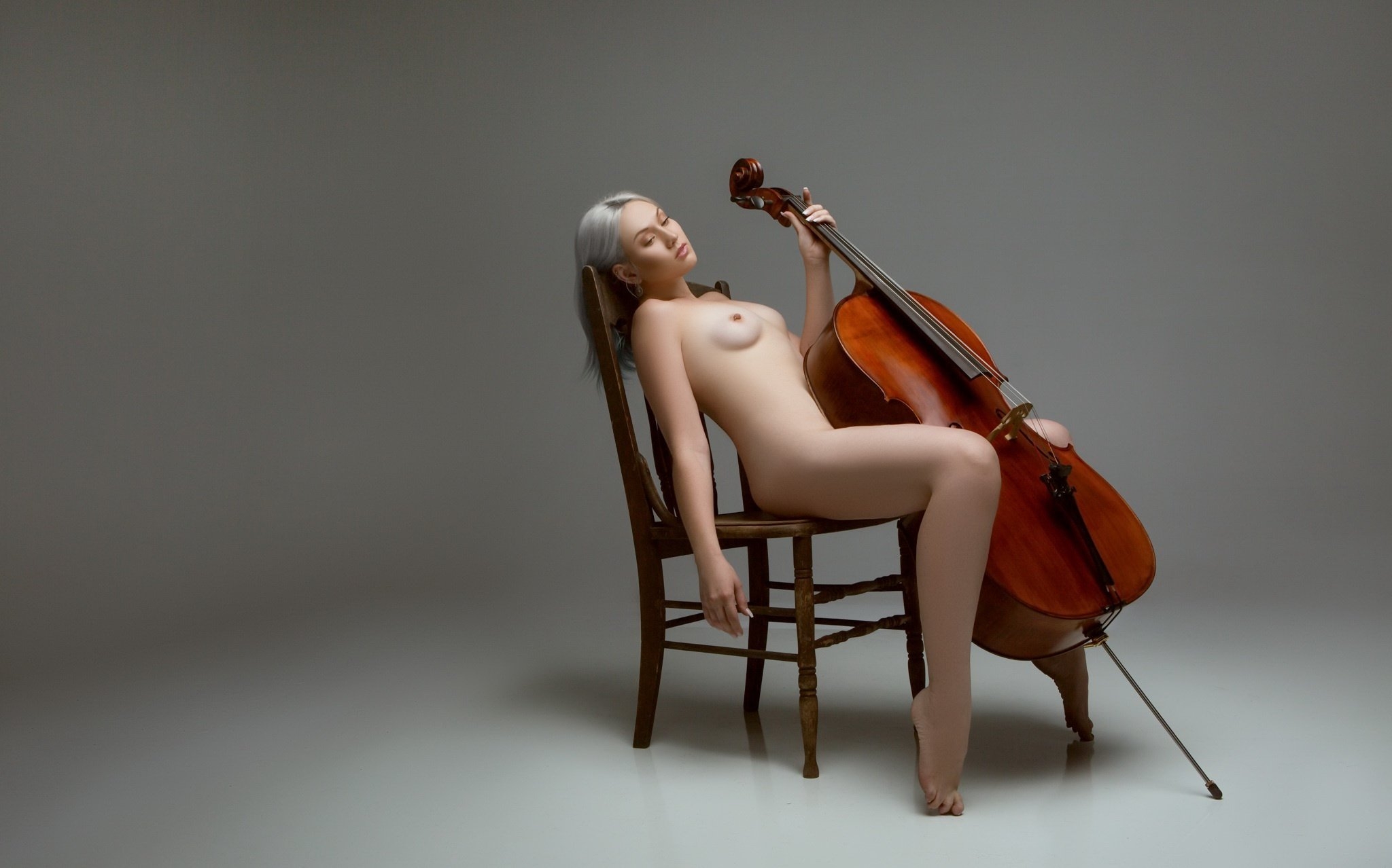 голая женщина играет на скрипке