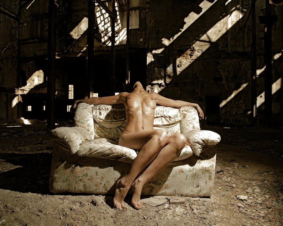 Mpl nudes Sweet woman сидит на пне