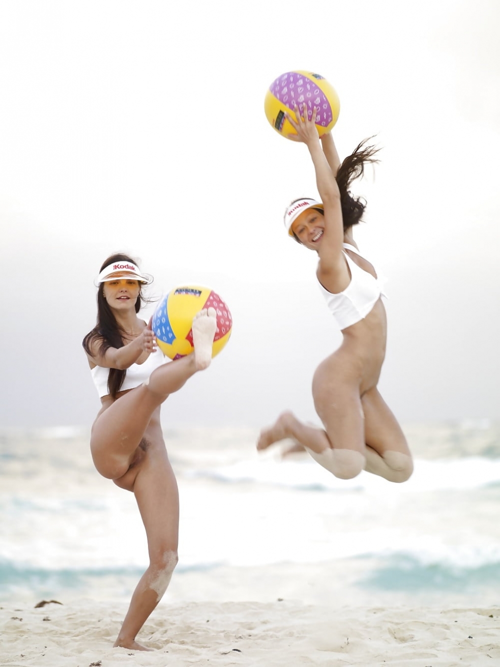 голая девушка и надувной пляжный мяч