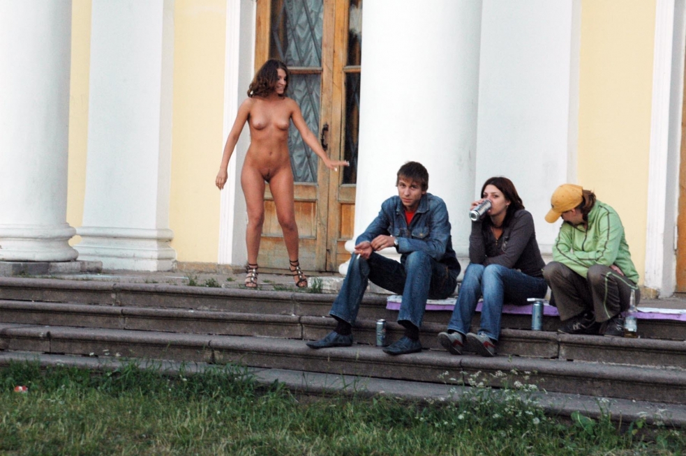 Девушка разделась на спор