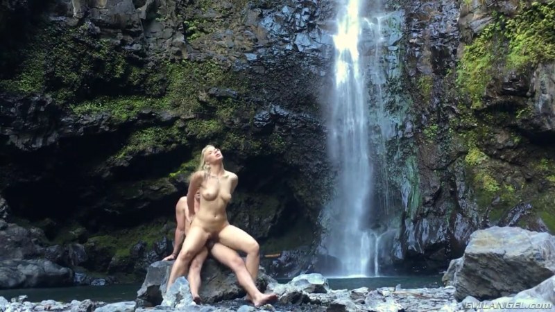 Частное ню полной женщины у водопада фото