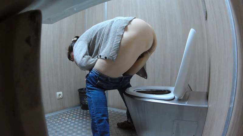 Писсинг девушки в туалете