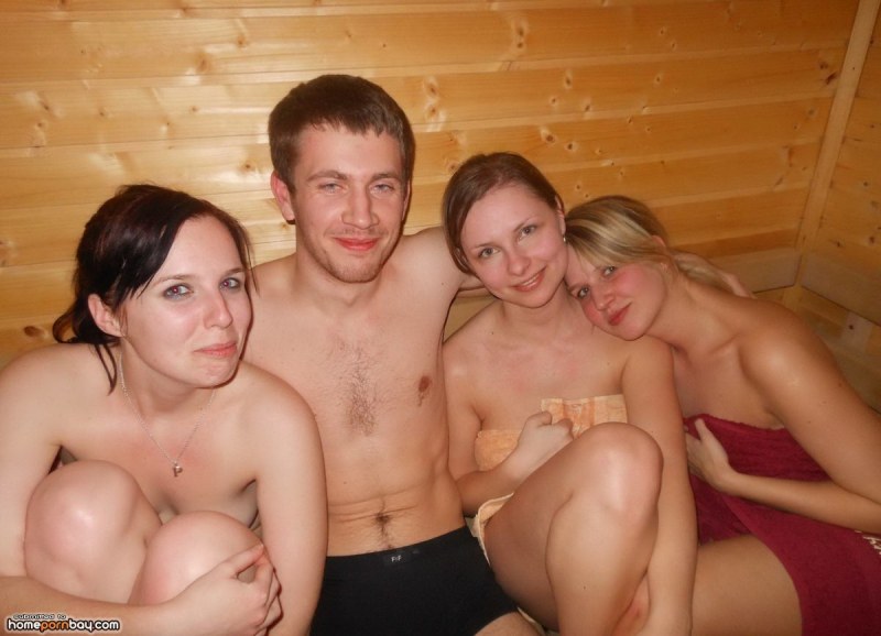 Семейные пары в сауне