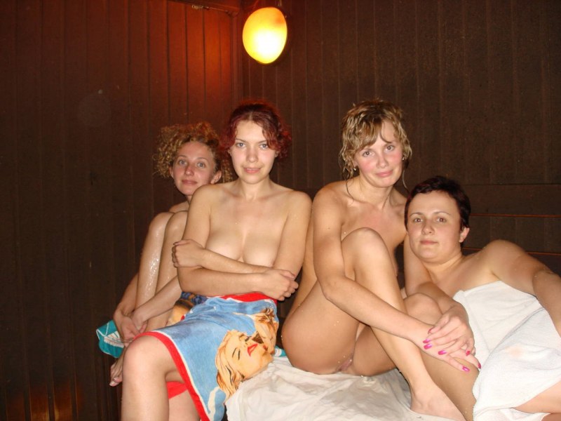 Жена с подругами в сауни