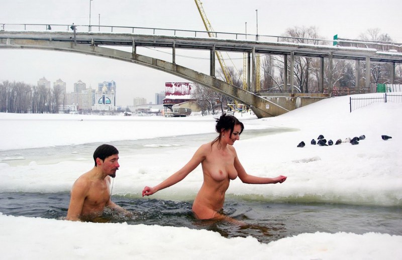 голые женщины на крещенском купании фото