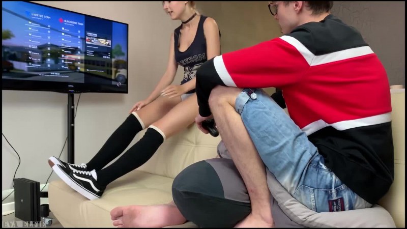 Eva Elfie играет в ПС пока ебёться