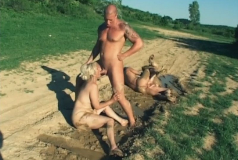 Женщины ебутся в грязи