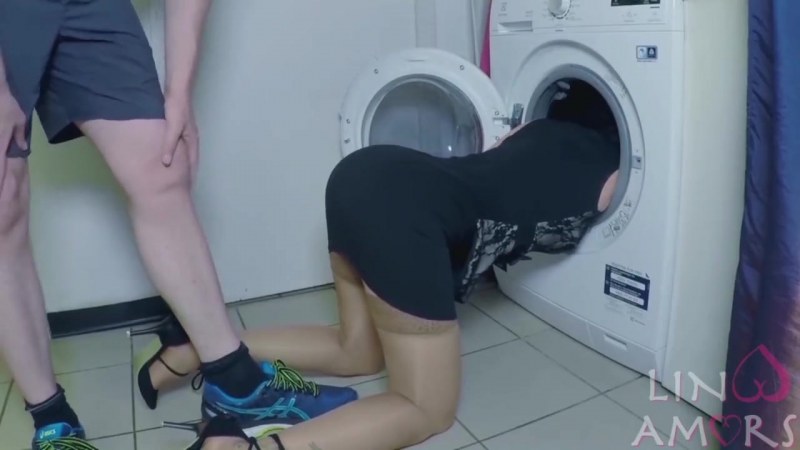Милфа застряла в стиральной машинке