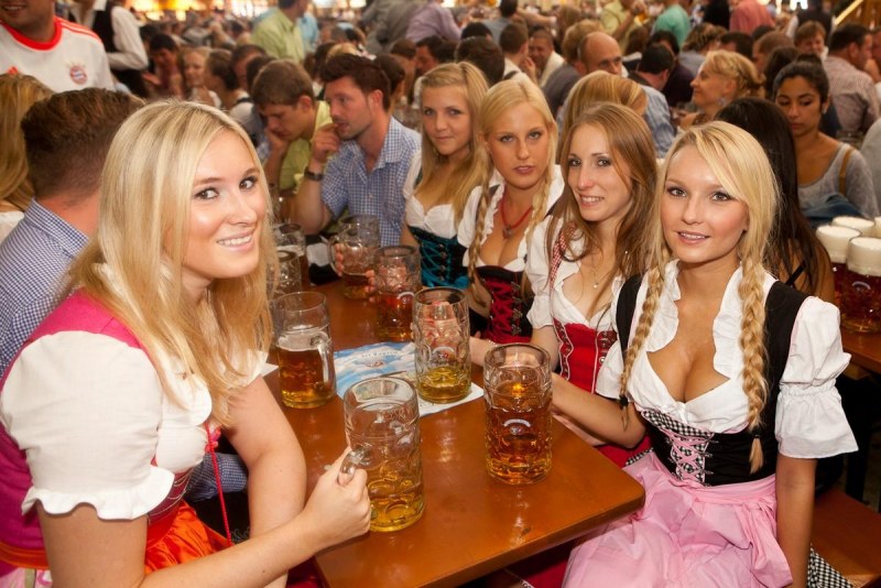 Фестиваль пива в Германии Октоберфест девушки sexy