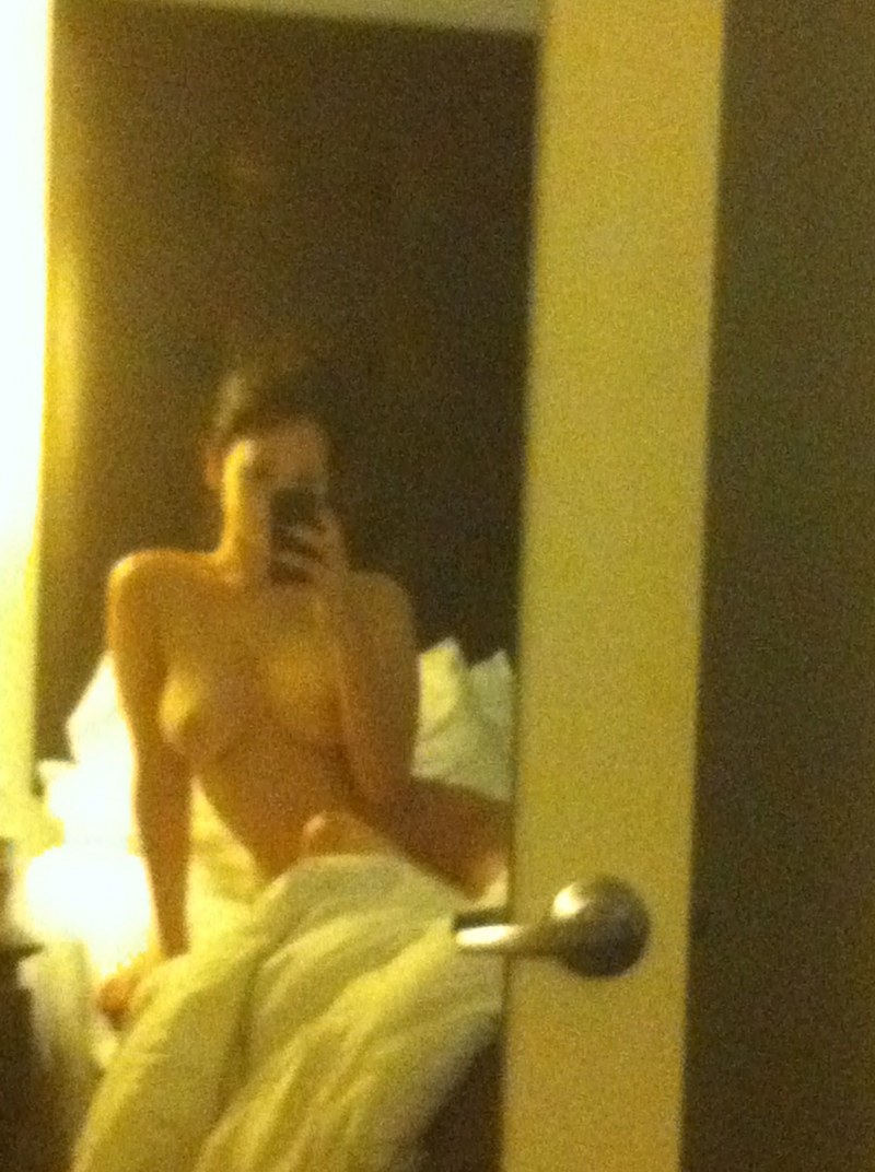 WWE Diva Charlotte Flair nude leaked selfies
