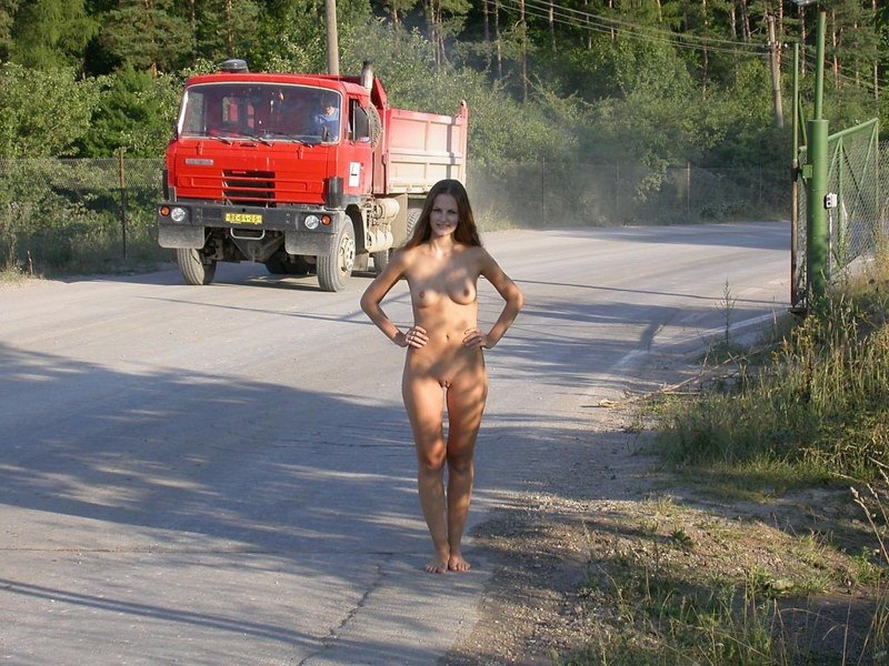 Две девки голые в машине