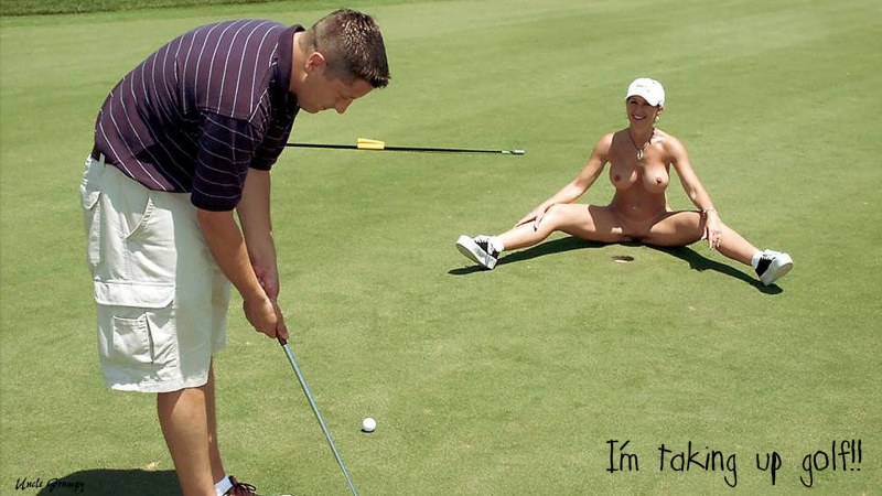 голая играет в гольф
