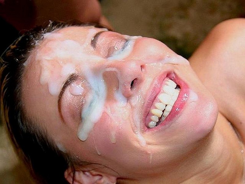 Мужик кончает на лицо девушке