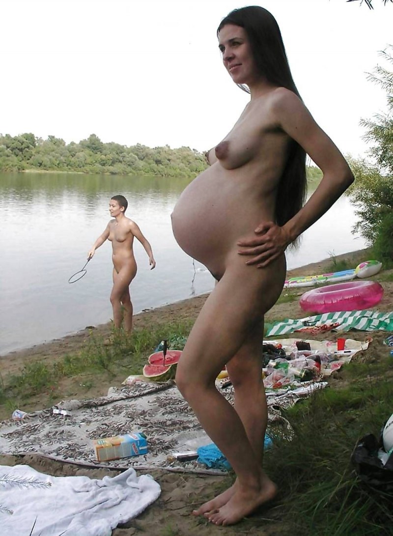 Голая беременная на природе