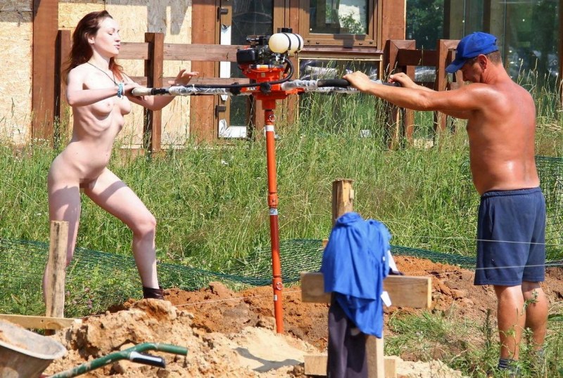 Жена загорает на даче ню