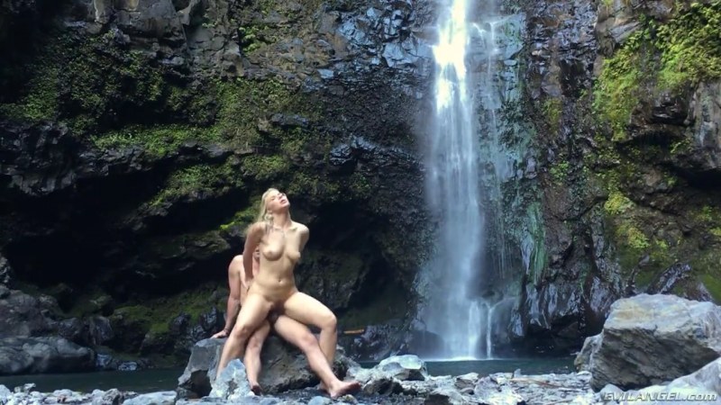 Шикарная ебля у водопада