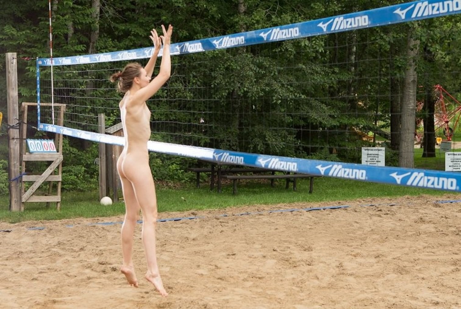 голые парни играют в волейболе фото 16